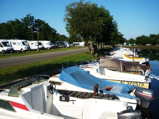 ©Aire de camping-car à Gastes 1