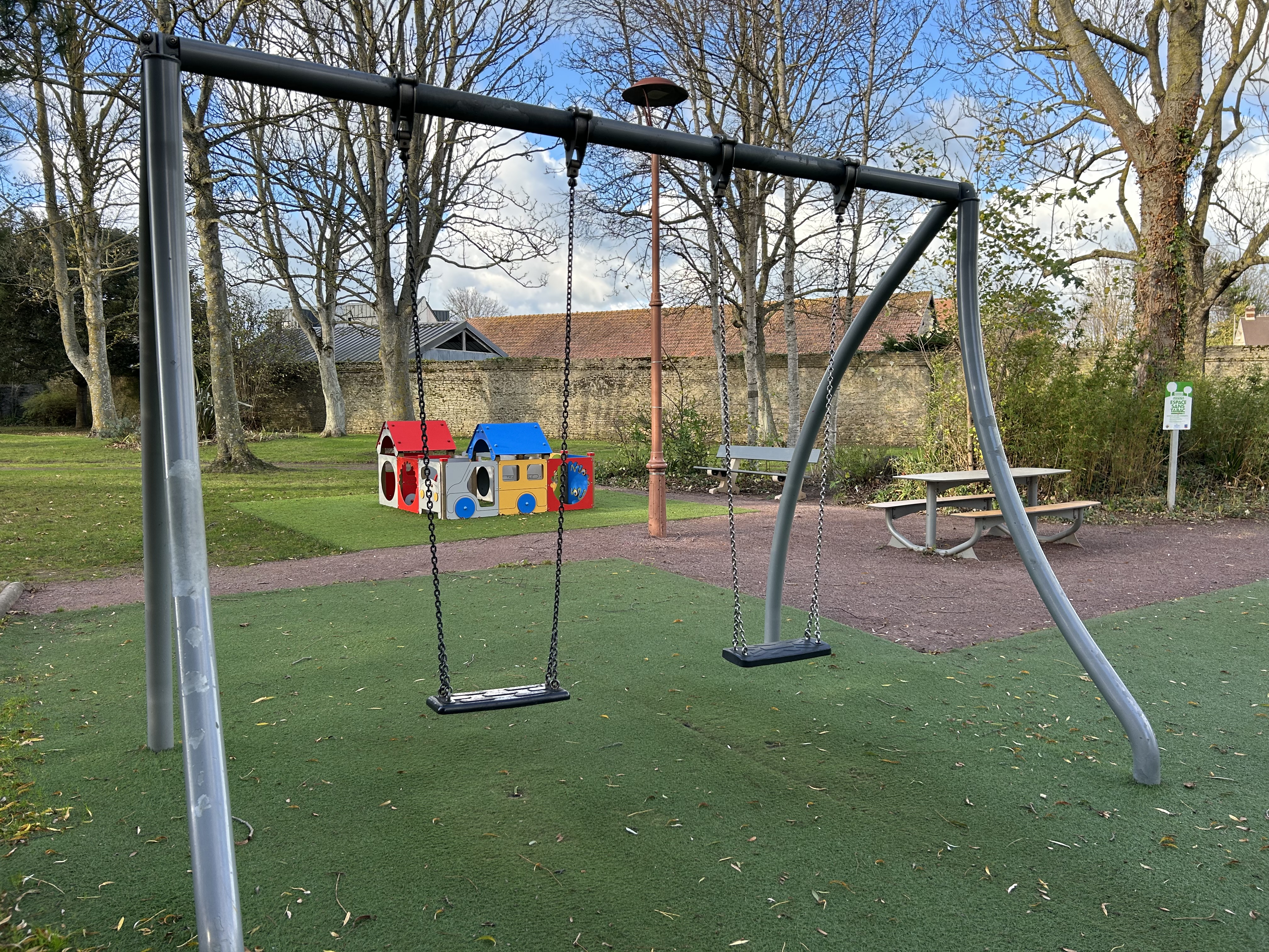 Orane Trinitéaire-de-jeux-parc-barthelemy-bernières-balancoire