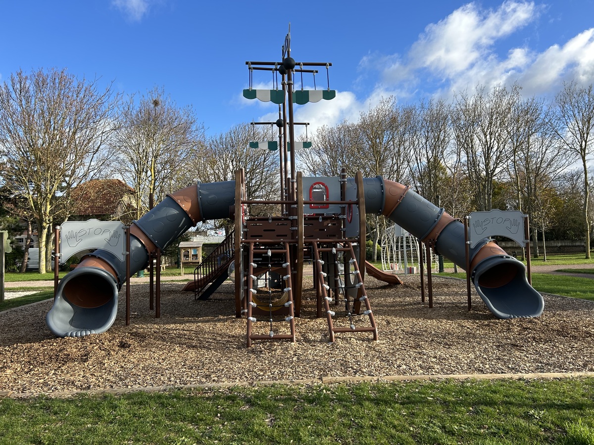 Orane Trinitéaire-de-jeux-saint-aubin-parc-pillier-structure