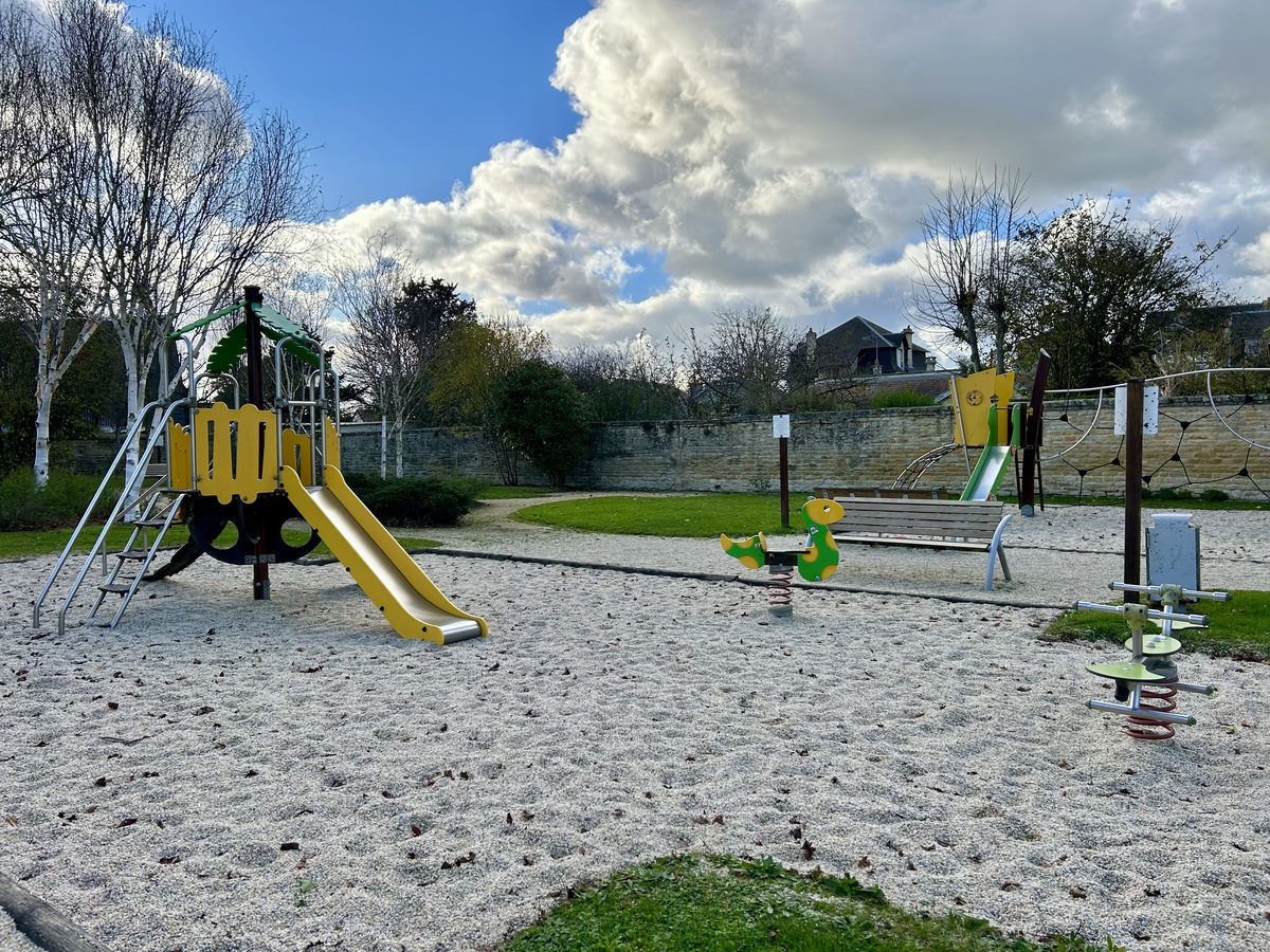 Orane Trinitéaire-de-jeux-saint-aubin-paul-herbé-toboggan
