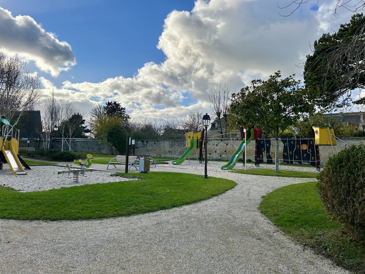 Orane Trinitéaire-de-jeux-saint-aubin-paul-herbé-vue-de-loin