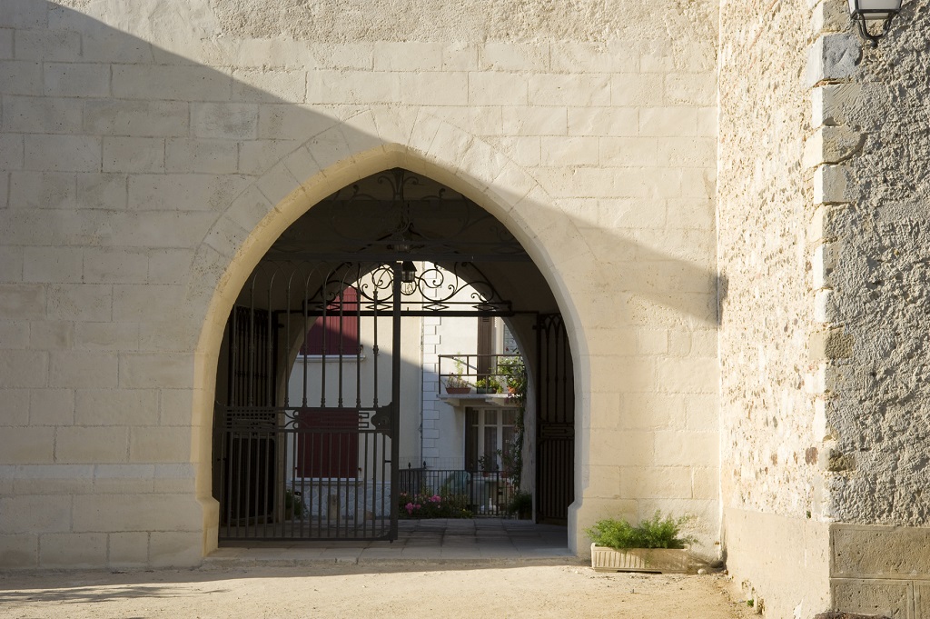 © Anne Lanta / www.kreaphoto.com2012_AMOU_Eglise porche