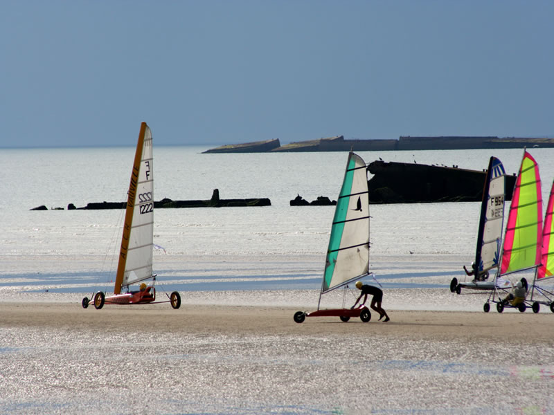 Calvados Tourismeasnellessurmer_plage&charavoile&nautisme15©CALVADOS-TOURISME_libre