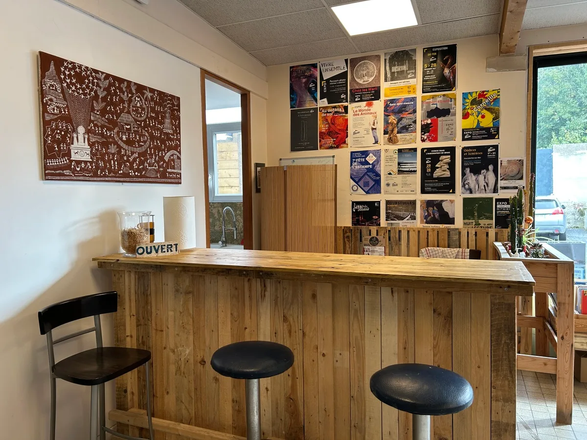 Orane Trinitéau-charbon-courseulles-espace-bar