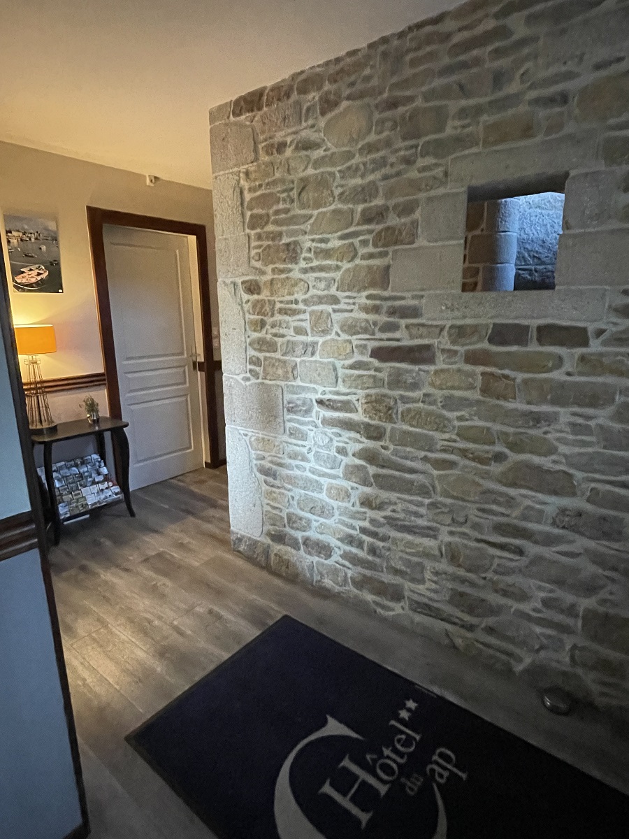 propriétaireauderville-hotel-du-cap-couloir