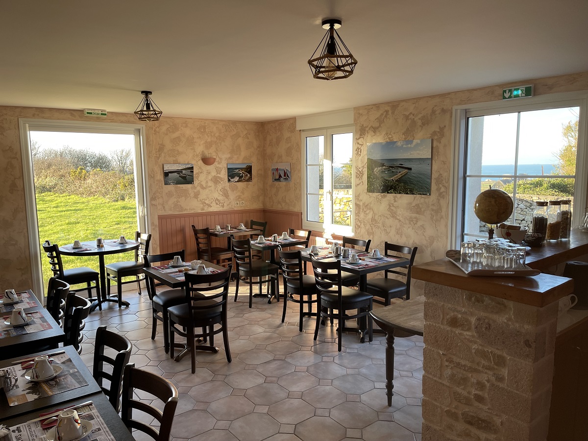 propriétaireauderville-hotel-du-cap-salle-petit-déjeuner