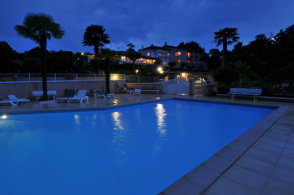 Aux TauzinsAux Tauzins - Piscine vue de nuit