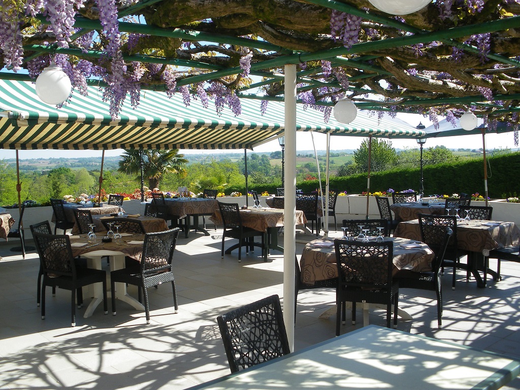 Aux TauzinsAux Tauzins - Terrasse ombragée