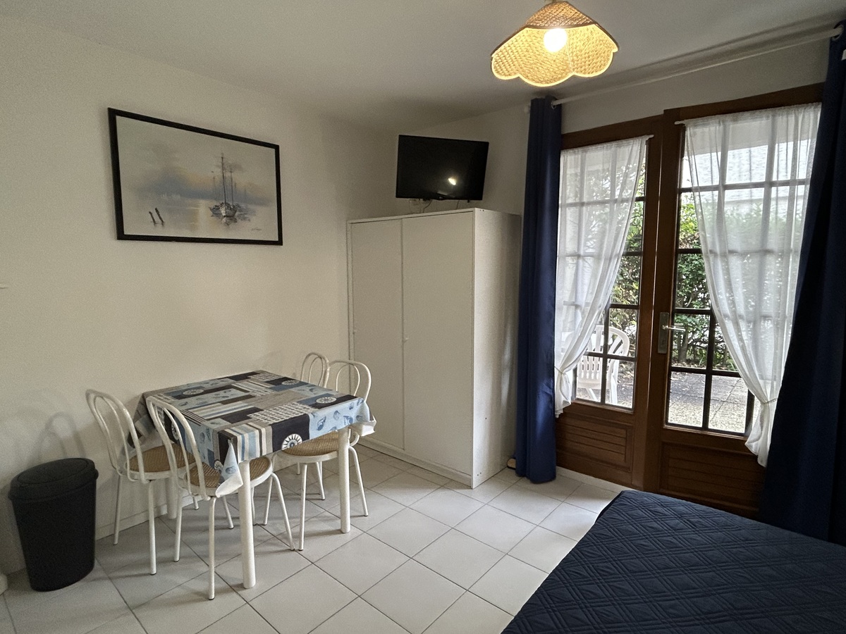 Orane Trinitéballabriga-courseulles-sejour-cuisine-entree