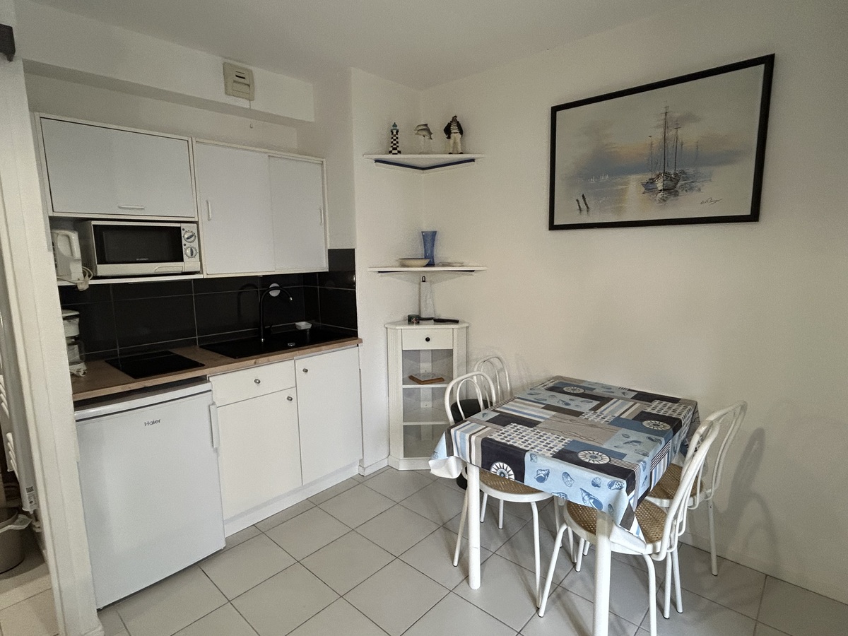 Orane Trinitéballabriga-courseulles-sejour-cuisine-table-a-manger
