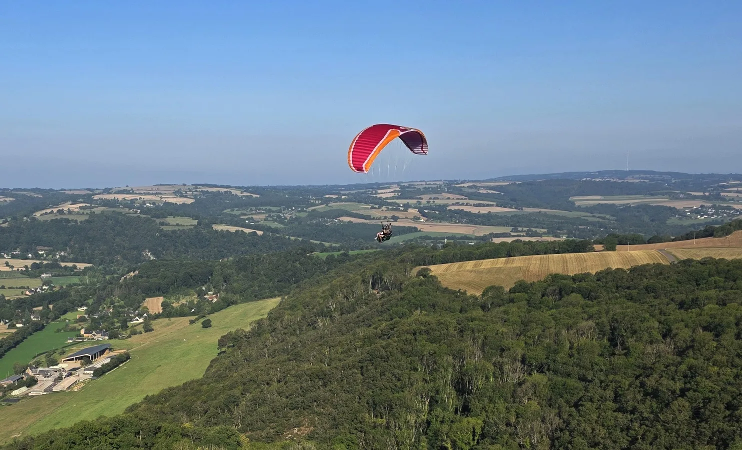 bapteme-parapente-au-dessus-ferme-clecy