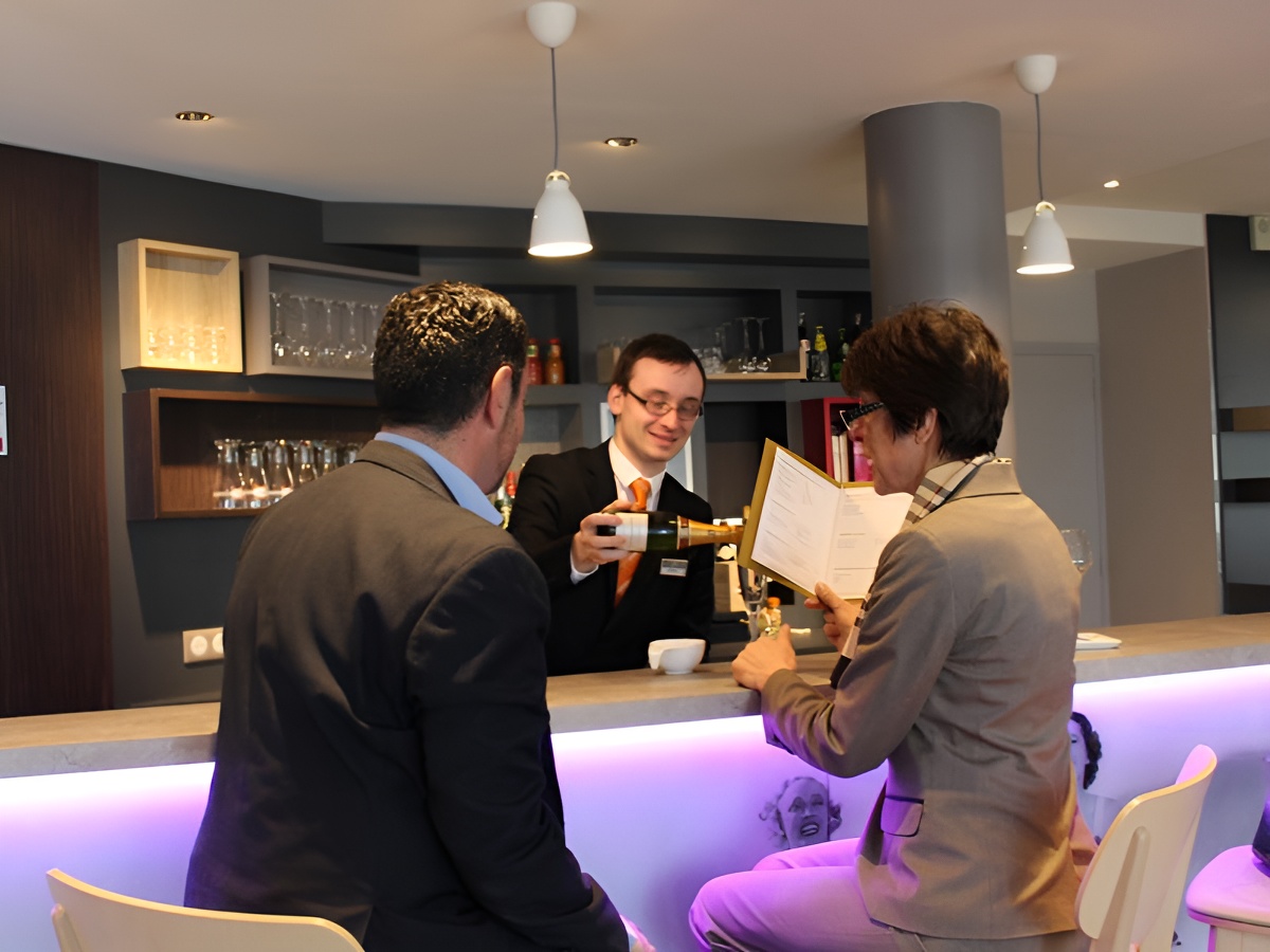 M. DesdoitsHôtel Mercure Honfleur - Bar de l'hôtel
