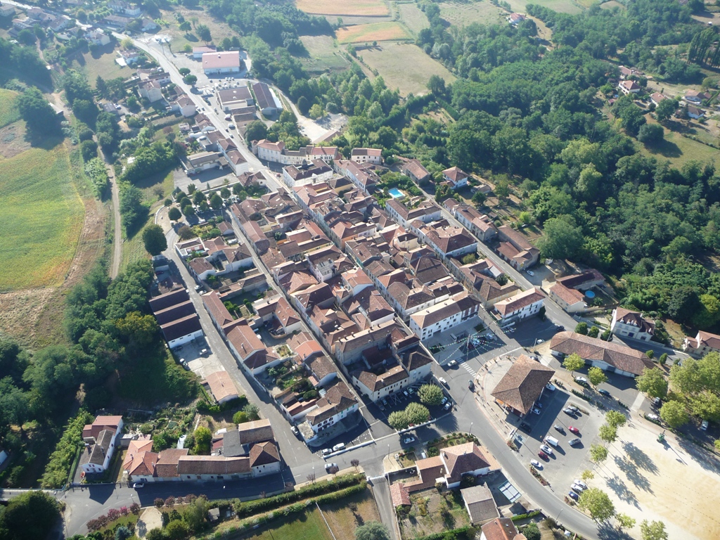 Mairie MontfortVue aérienne de la Bastide de Montfort-en-Chalosse