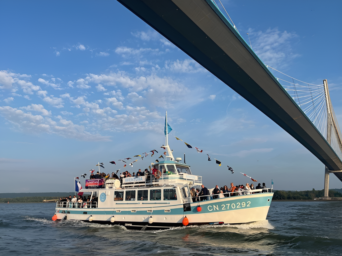 L'AventuraPassage sous le Pont de Normandie Promenade en bateau Aventura