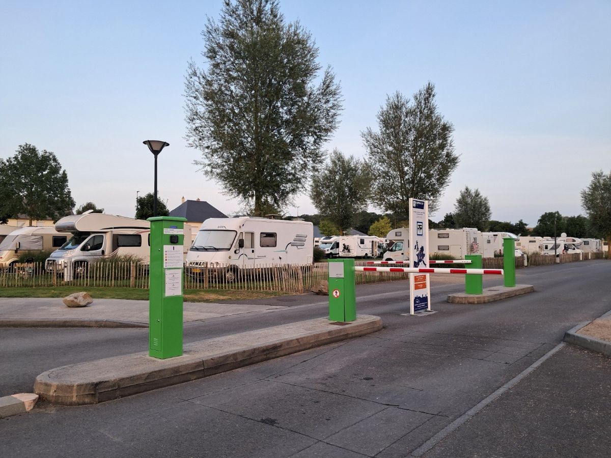 CAMPING-CAR PARKBeauvoir_aire_du_Mont_Saint-Michel1