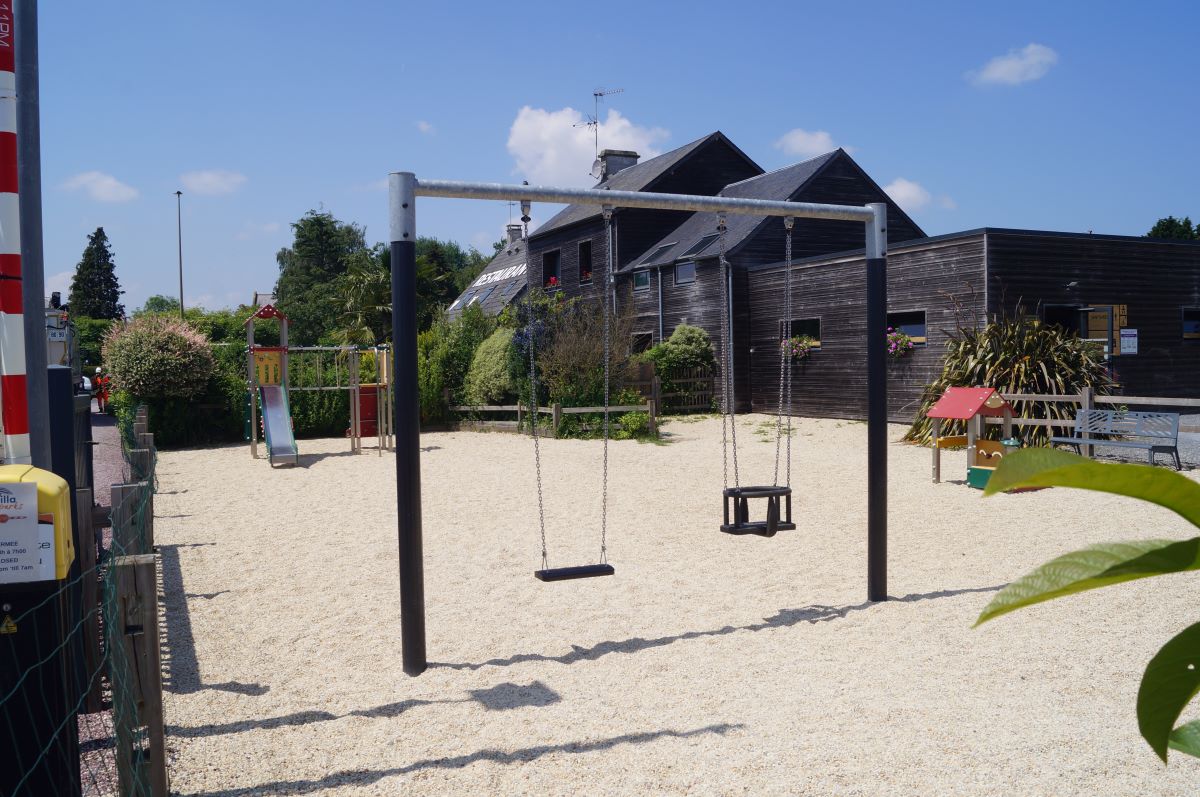 PROPRIETAIREBeauvoir_Camping_aux_Pommiers_aire_de_jeux