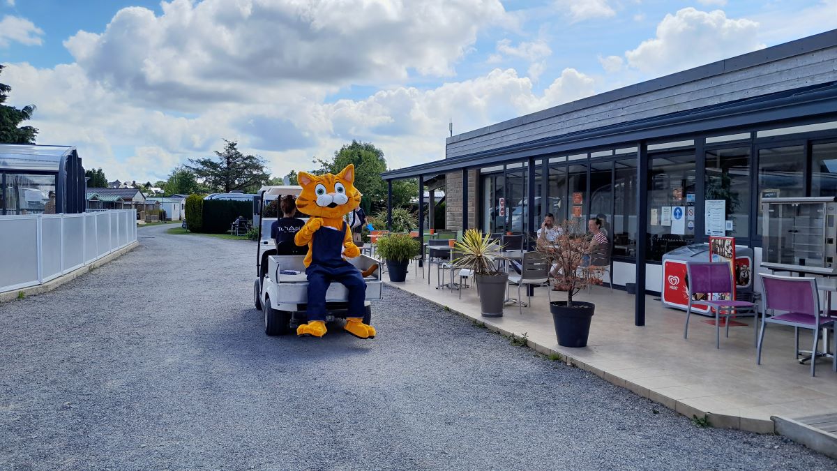 PROPRIETAIREBeauvoir_Camping_aux_Pommiers_bar