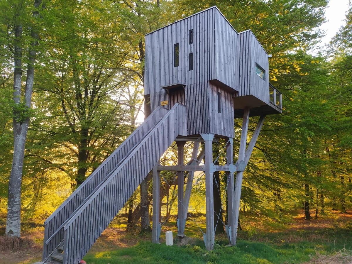 L'Étape en forêtcabane dans les arbres hebergement insolite