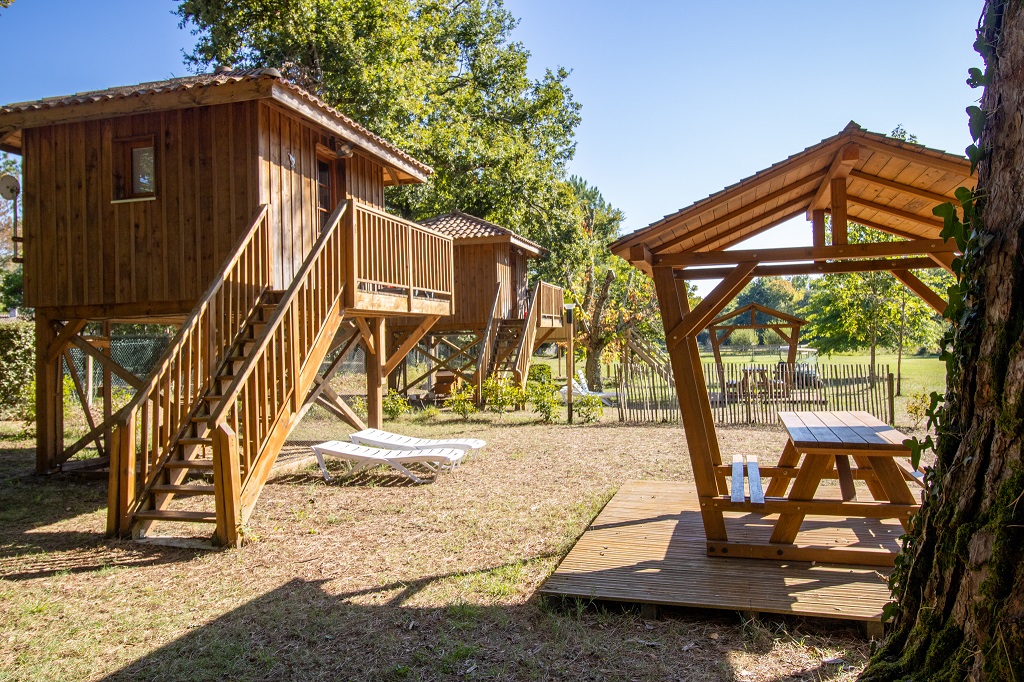 camping Landes Azurcabane pilotis hebergement insolite avec poulailler