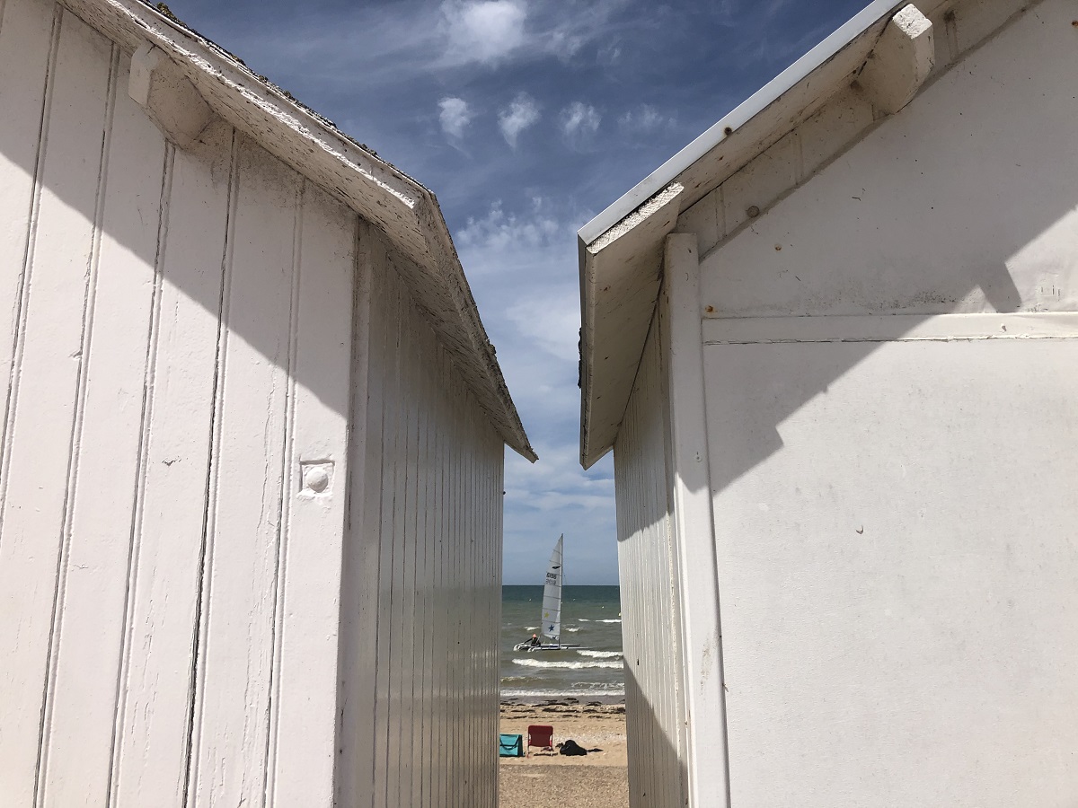 Mathilde LelandaisCABINES-DE-PLAGE-BLANCHES-BATEAU-PLAGE-CREDIT-MATHILDE-LELANDAIS