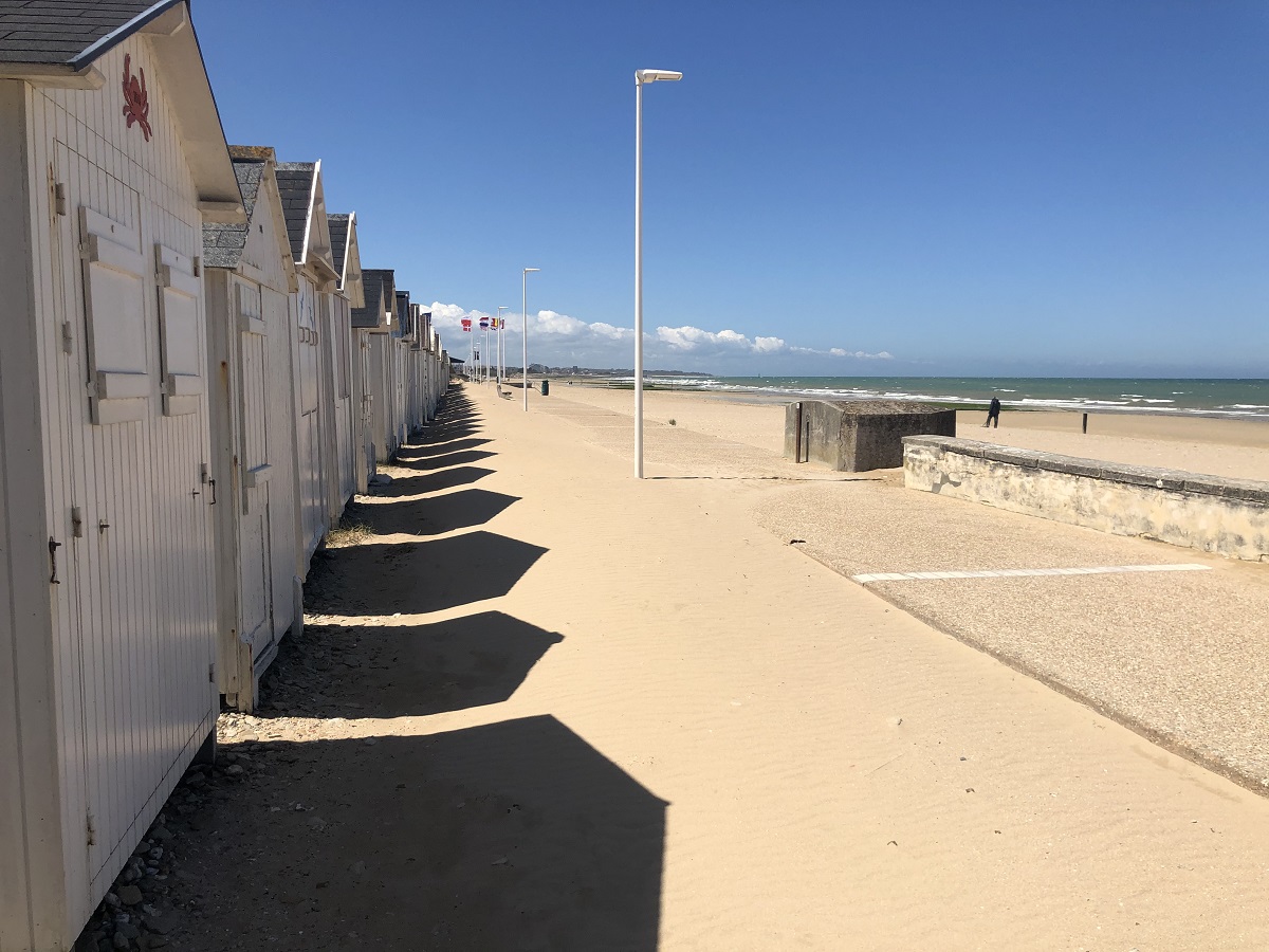 Mathilde LelandaisCABINES-DE-PLAGE-BLANCHES-BERNIERES-SUR-MER-CREDIT-MATHILDE-LELANDAIS (5)