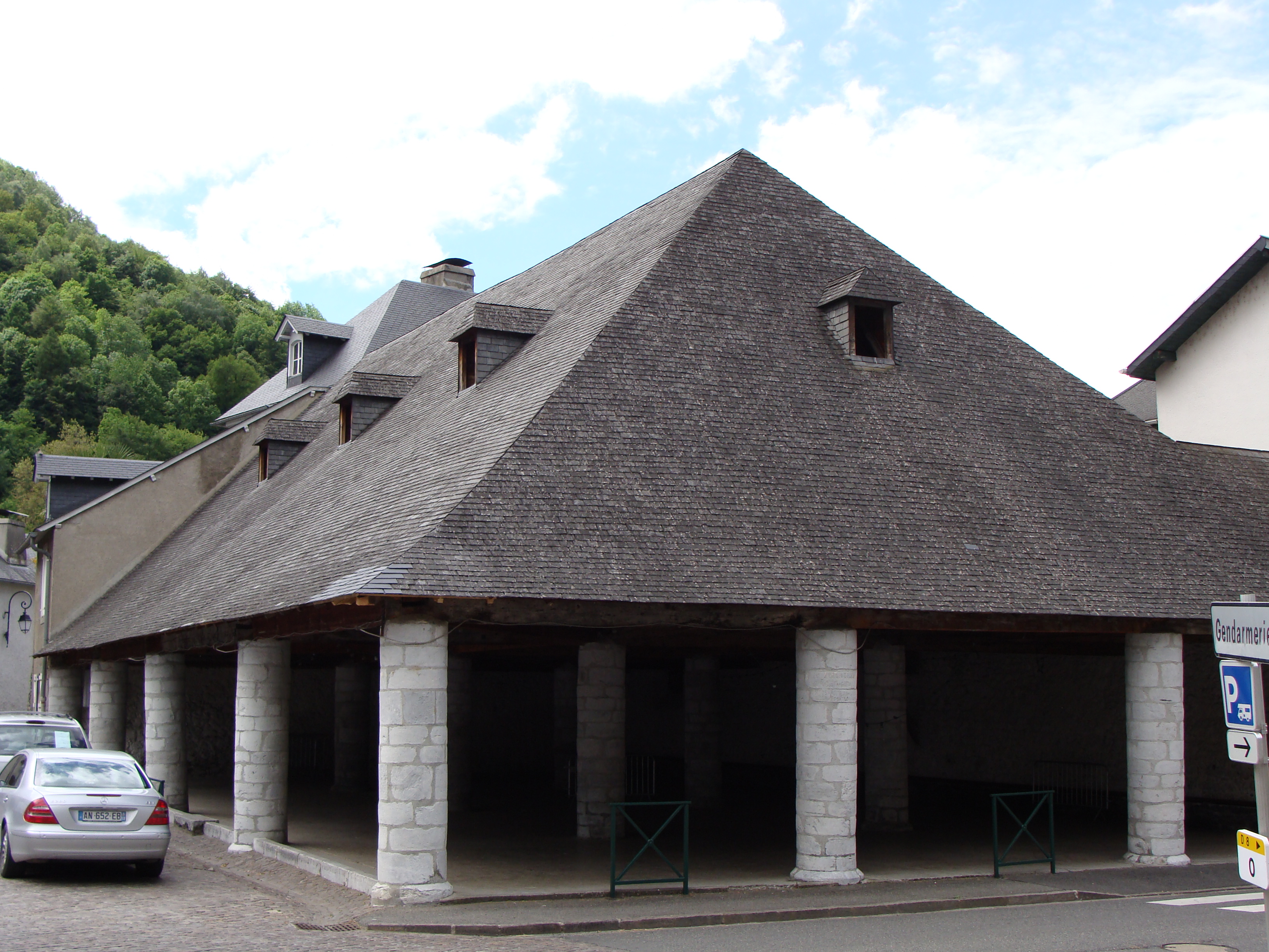 Campan - La halle.JPG