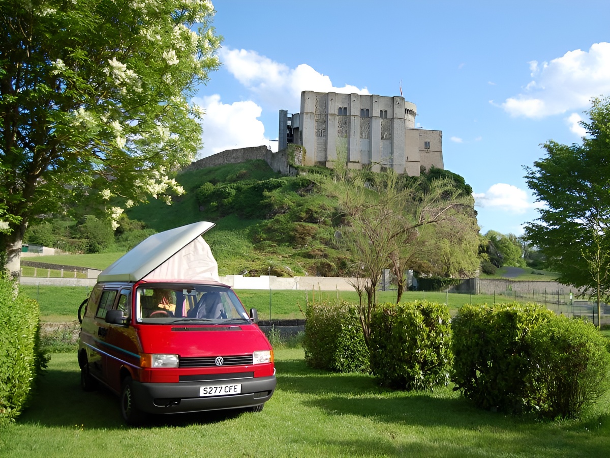 Camping du ChateauCamping du Chateau - Falaise - vue sur chateau