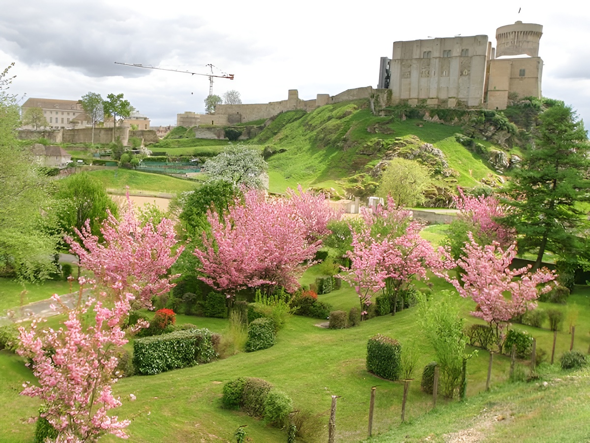 Camping du ChateauCamping du Chateau - Falaise - emplacements arborés