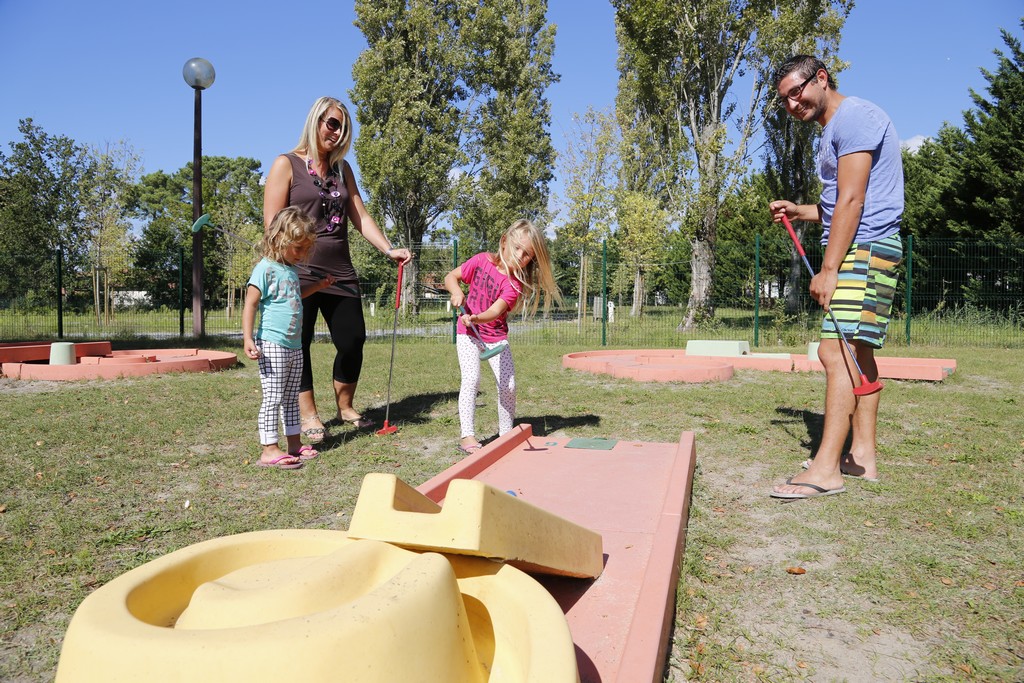 Camping PipiouCamping Pipiou-parentis-mini golf