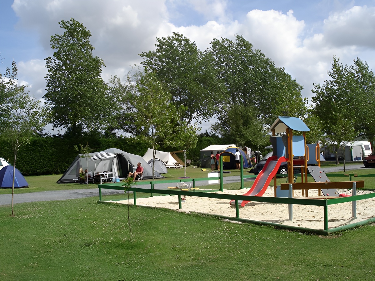 Camping RobinsonCamping Robinson - Colleville sur mer - aire de jeux