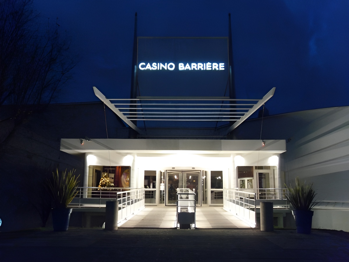 © Casino Barrière Ouistrehamcasino-barriere-ouistreham-entree-2