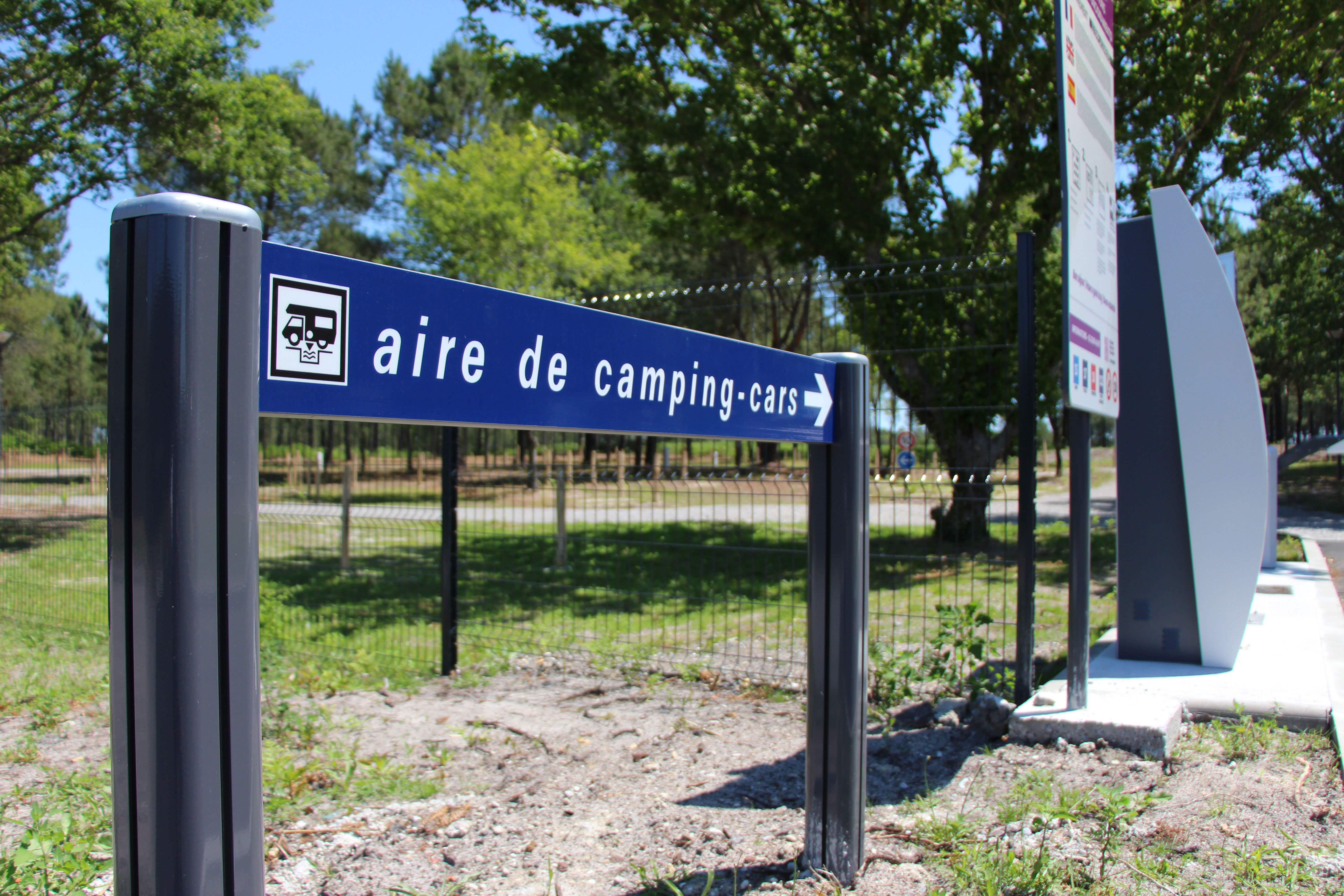 Mairie de CastetsCASTETS-Aire-de-Camping-cars-Ext5