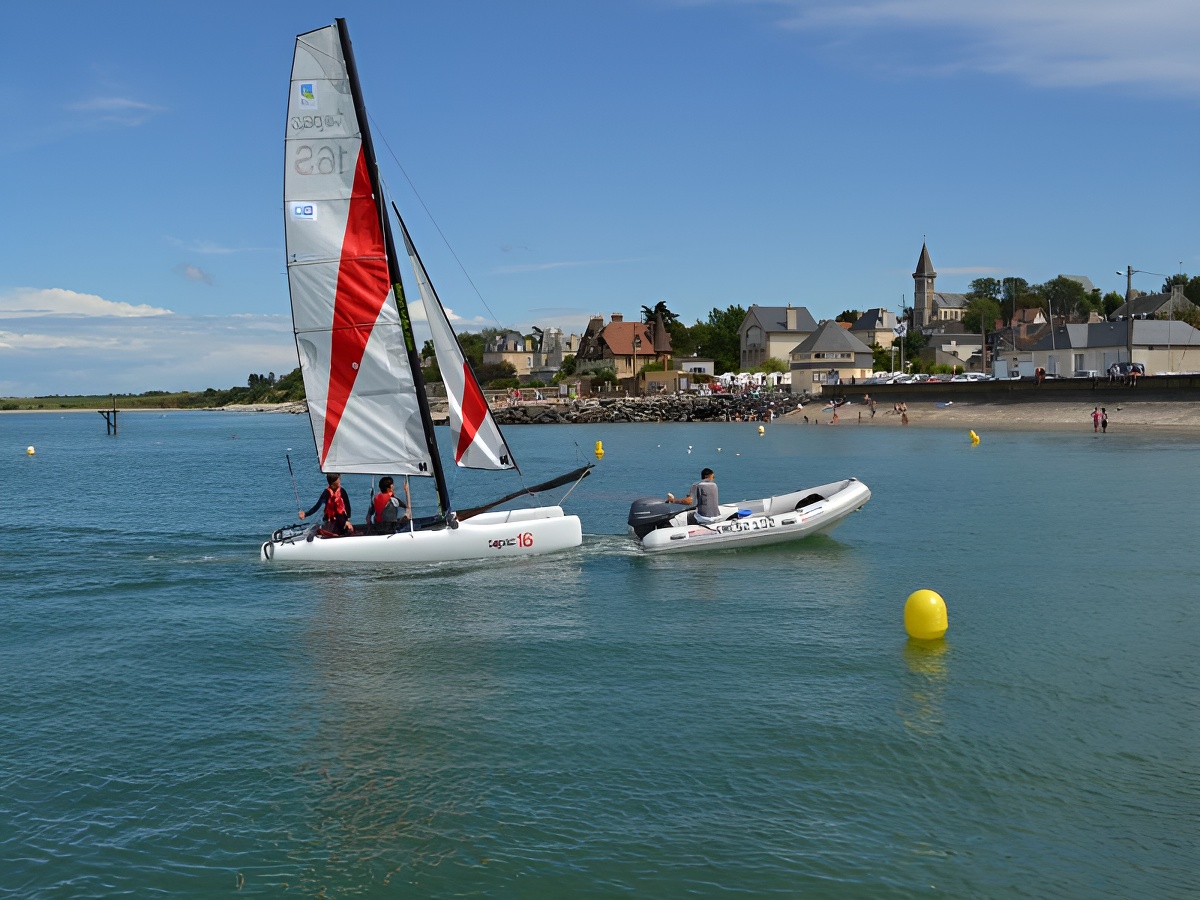© Ecole de Voile Cap 21Flotte de catamarans au large de Grandcamp-maisy