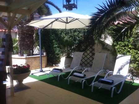 © M. Labadie Le JambonPiscine chaise longue Le Jambon