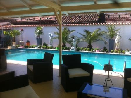 © M. Labadie Le JambonPiscine salon Le Jambon