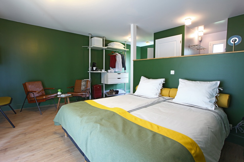 © Petite couronneChambre-double-classique-verte-Hotel-Lodge-La-Petite-Couronne