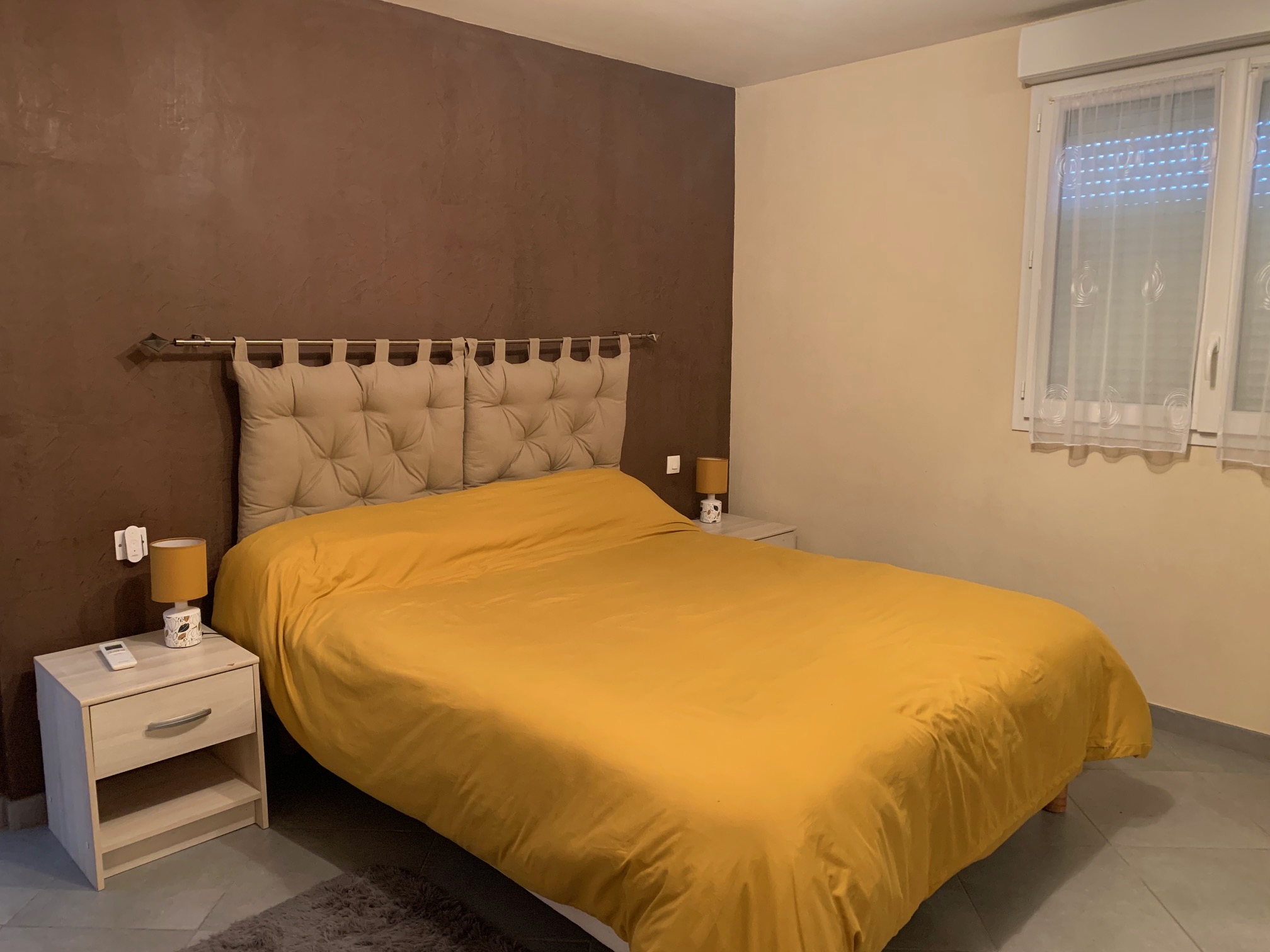 OTCChambre jaune gîte maniort
