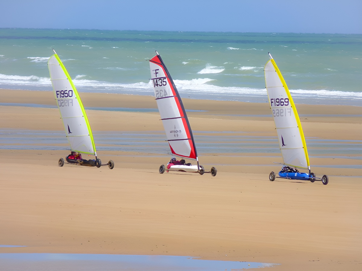 Eolia-NormandieChar-a-voile sur Omaha Beach