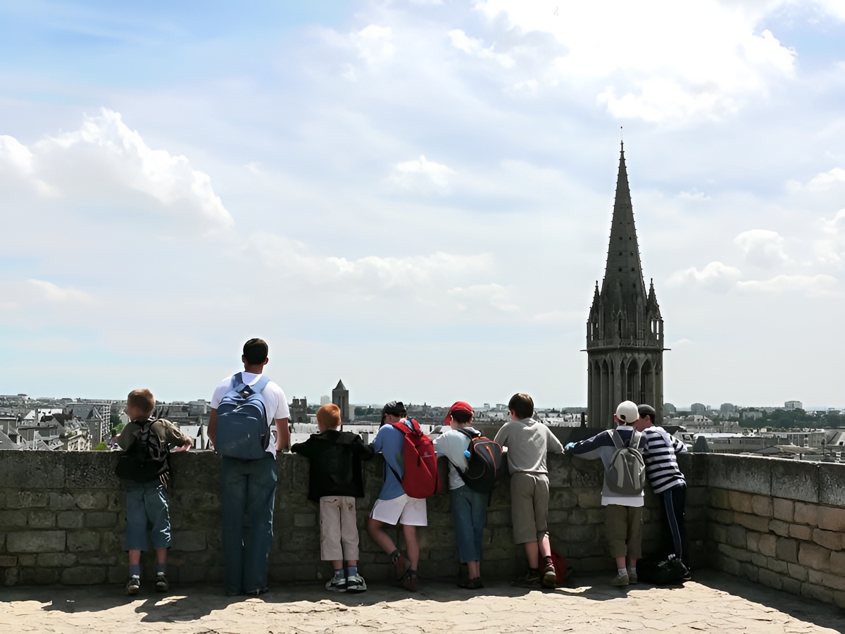 Calvados TourismeGroupe d'enfants au Château de Caen