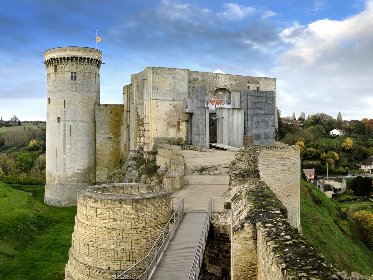 J. BasileChâteau Guillaume le Conquérant, vue sur la tour - Falaise