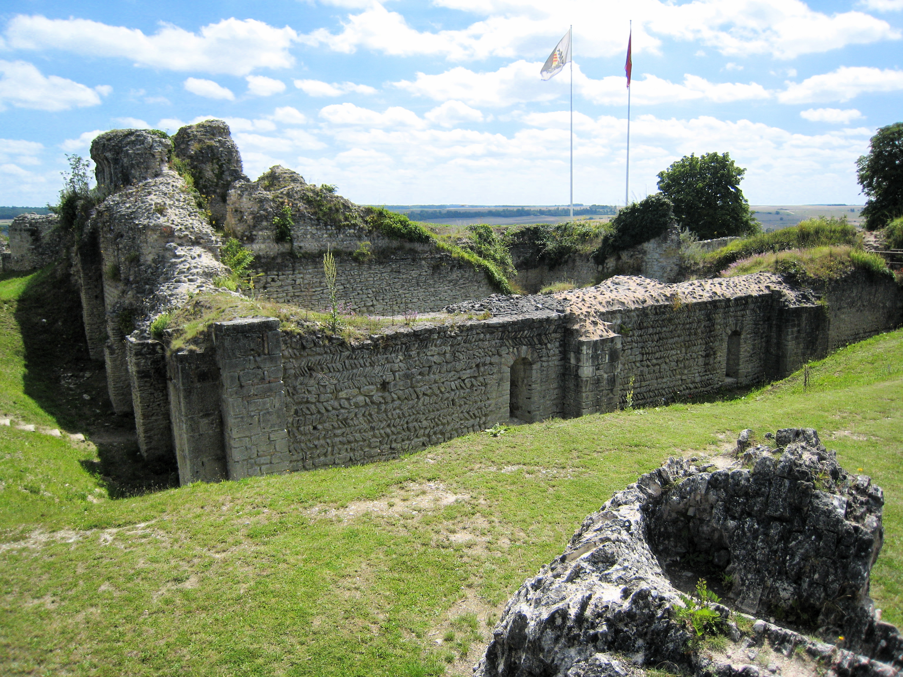 Chateau-Ivry-la-bataille-le-donjon.jpg