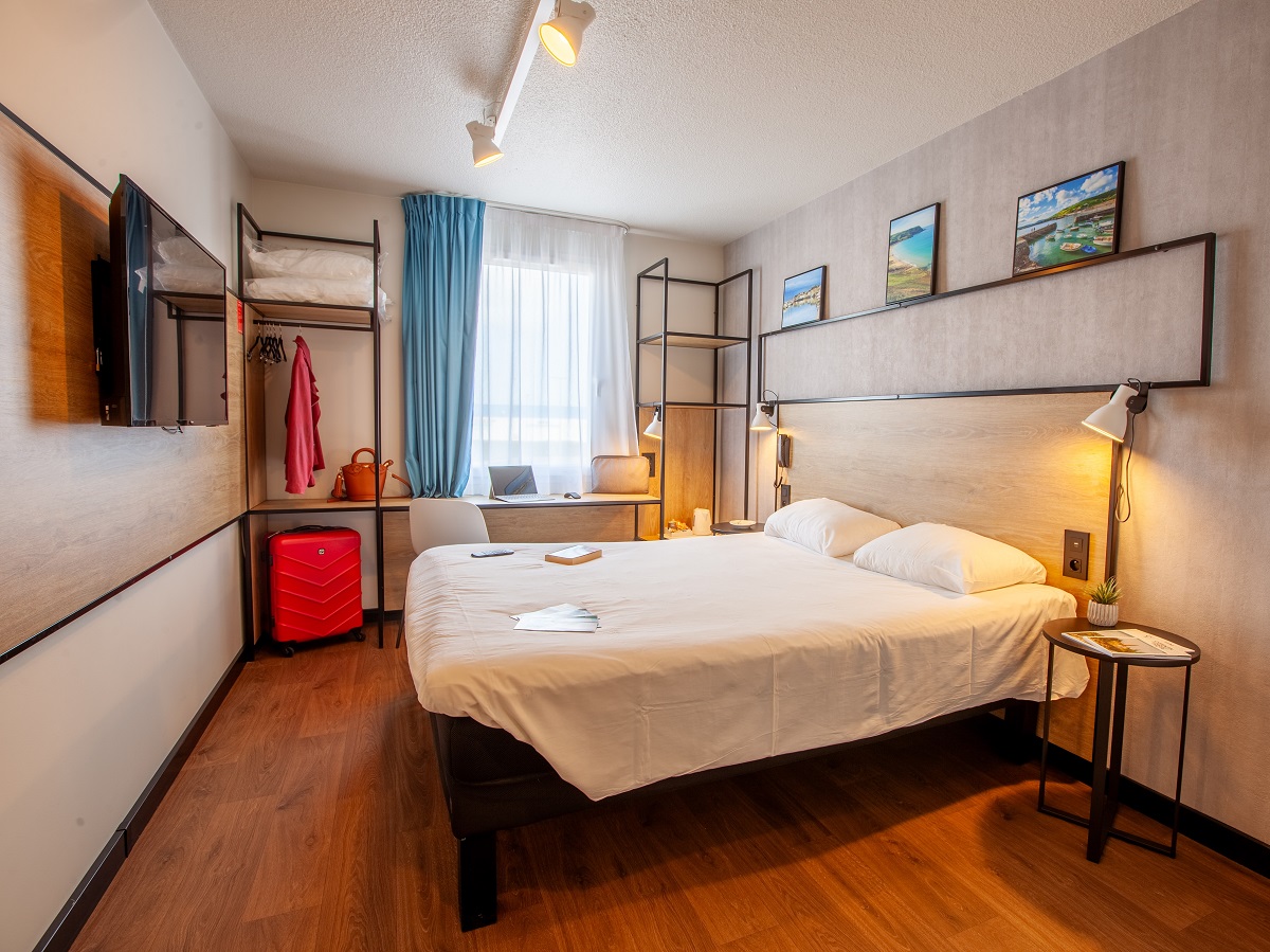 ALMODOVARcherbourg-hôtel ibis- chambre-double-grand-lit-00