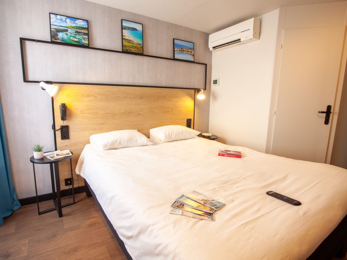 ALMODOVARcherbourg-hôtel ibis-chambre-double-grand-lit-01