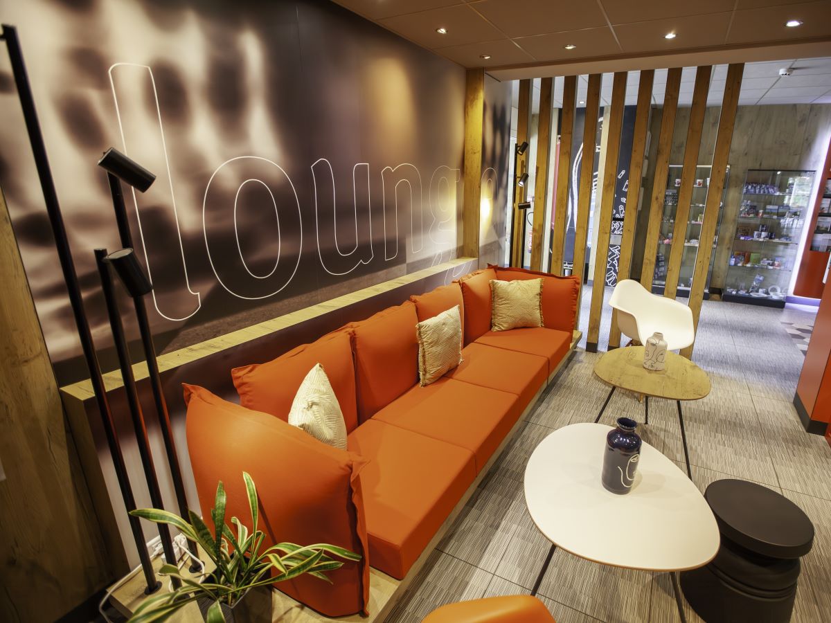 ALMODOVARcherbourg-hôtel ibis-salon-18