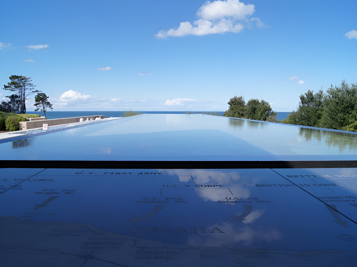 Calvados TourismePlan d'eau du cimetière américain de Colleville sur mer, accessible par le Visitor Center