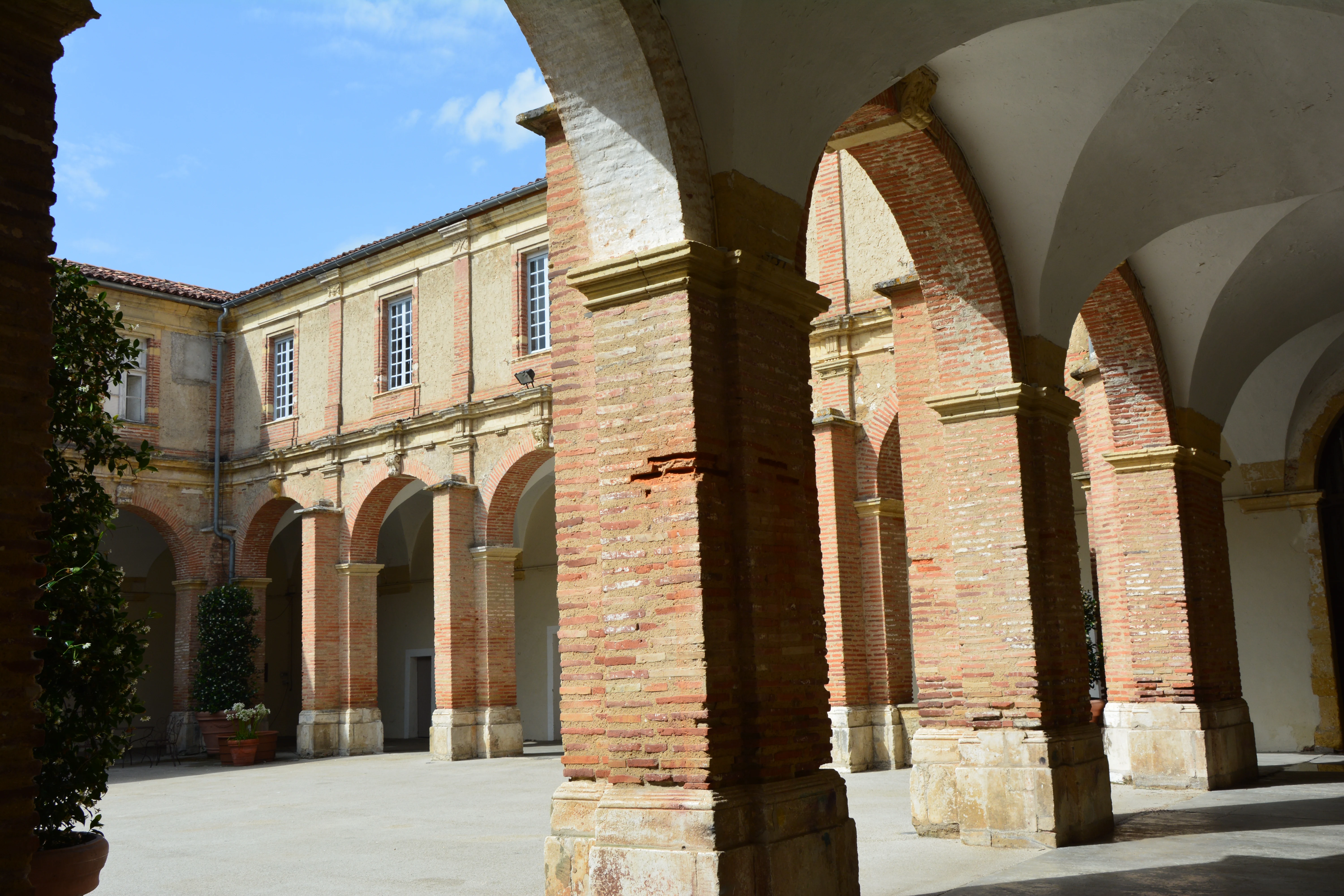 Cloître couvent des Jacobins Saint-Sever.jpg