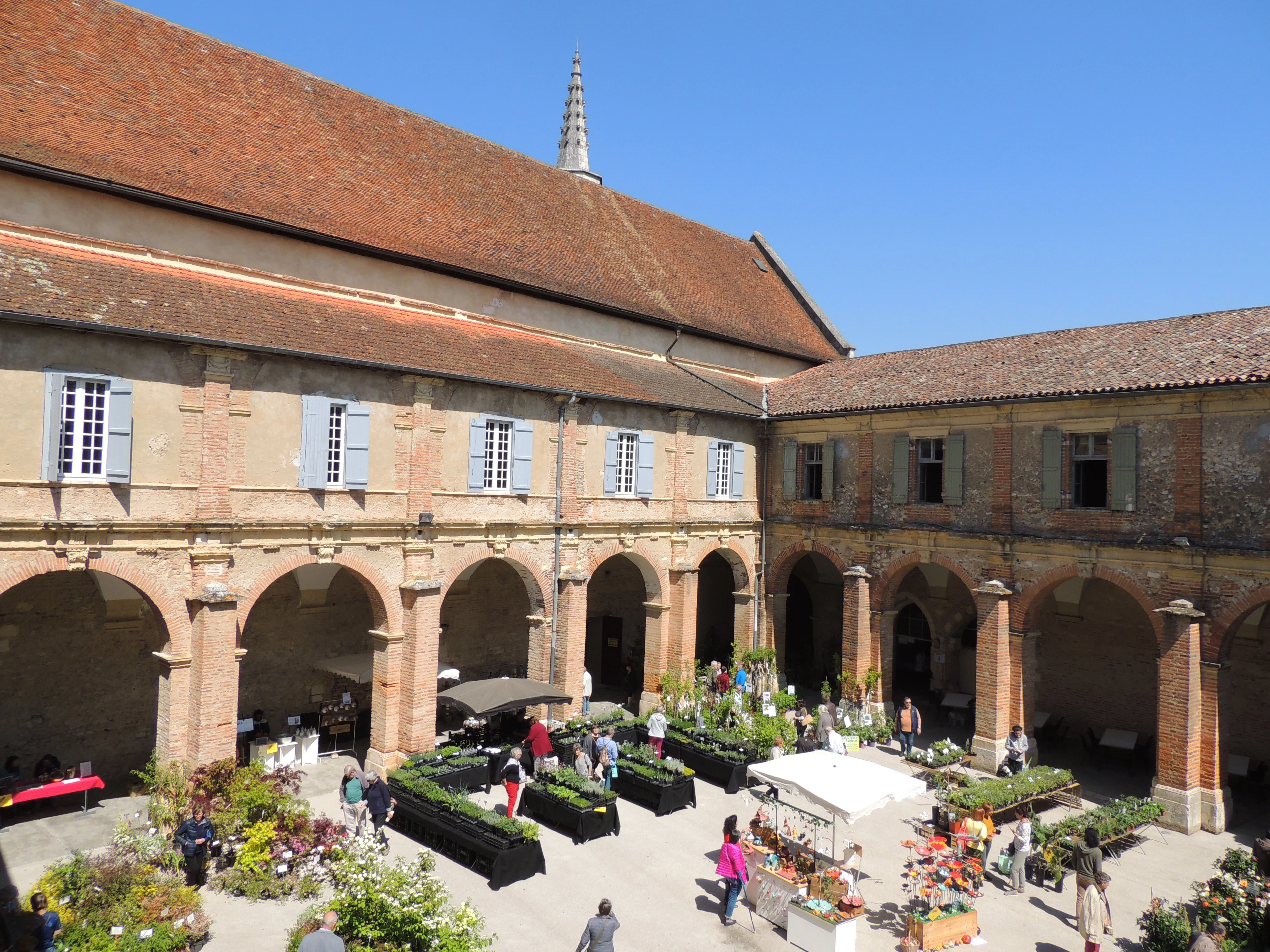 Cloître du couvent des Jacobins de Saint-Sever.jpg