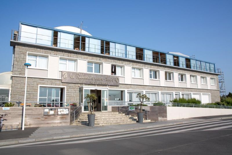 Hôtel Le Relais des Ilescoudeville-sur-mer-hotel-restaurant-le-relais-des-iles-1