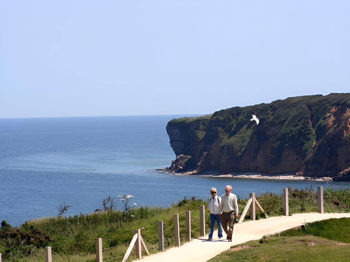 Calvados TourismeCouple à la Pointe du Hoc - Plages du débarquement