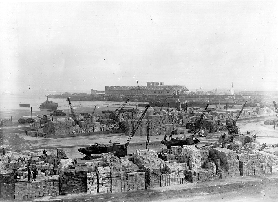débarquement de matériel dans le port de Cherbourg